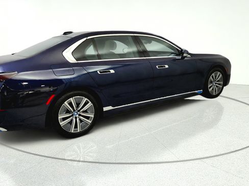 Used 2023 BMW i7 xDrive60 w/ Executive Package 2 AWD/4WD image 7