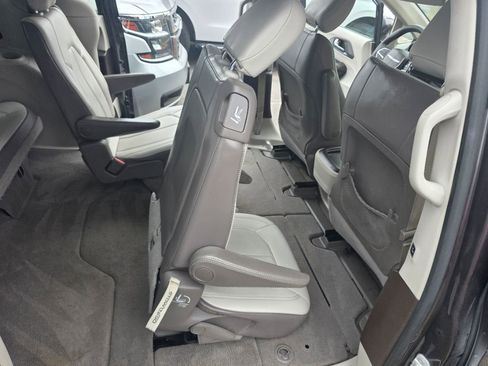 Used 2021 Chrysler Voyager Lxi FWD image 29
