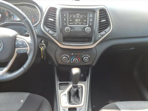 Used 2016 Jeep Cherokee Sport FWD image 31
