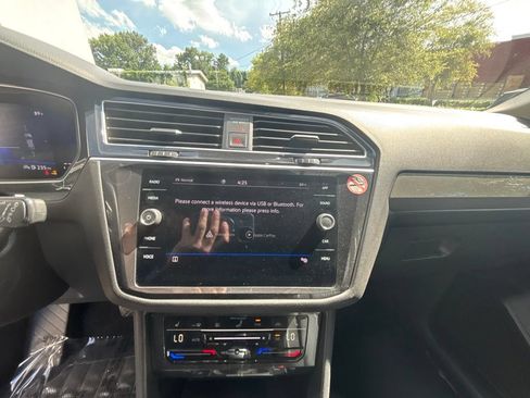 Used 2024 Volkswagen Tiguan SE AWD/4WD image 13
