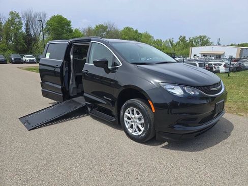 Used 2021 Chrysler Voyager Lxi FWD image 1
