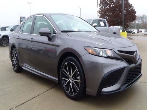 Used 2024 Toyota Camry SE image 4