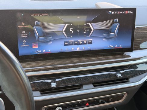 Used 2024 BMW X7 xDrive40i w/ M Sport Package AWD/4WD image 17