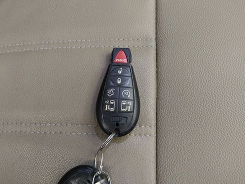 Used 2016 Chrysler Town & Country Touring w/ Driver Convenience Group image 32