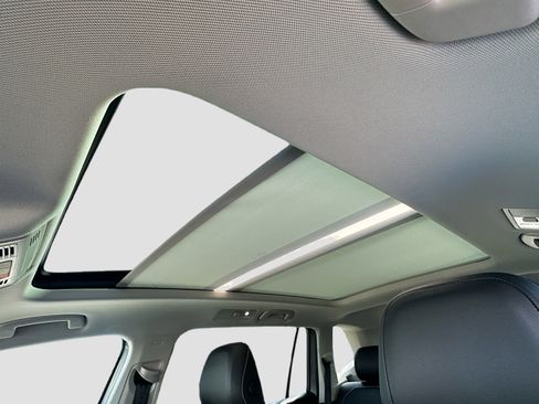 Used 2021 Volkswagen Tiguan SE w/ Panoramic Sunroof Package image 19