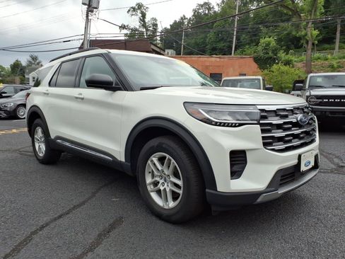 Used 2025 Ford Explorer Active AWD/4WD image 7