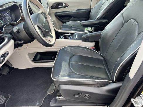 Used 2021 Chrysler Pacifica Limited AWD/4WD image 17