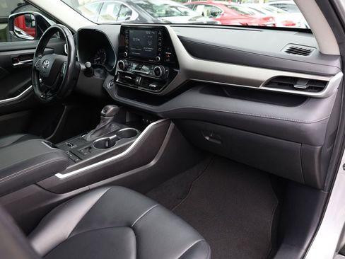 Used 2021 Toyota Highlander XLE image 20