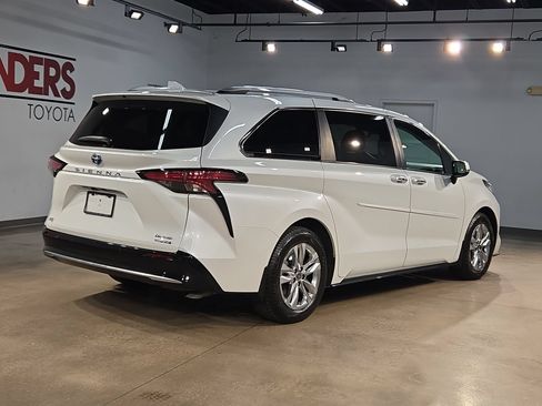 Used 2022 Toyota Sienna Limited FWD image 7