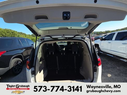 Used 2023 Chrysler Pacifica Touring-L FWD image 14