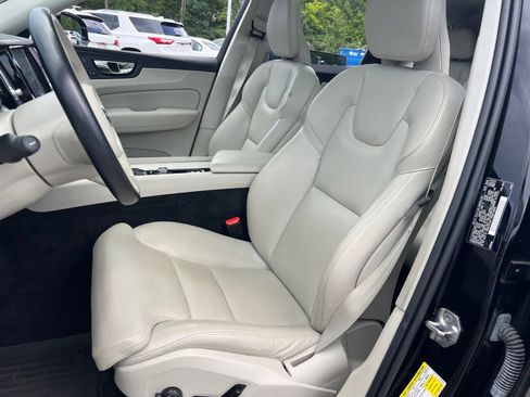 Used 2019 Volvo XC60 T5 Momentum w/ Premium Package FWD image 24