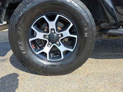 Used 2016 Jeep Wrangler Unlimited Sahara image 11