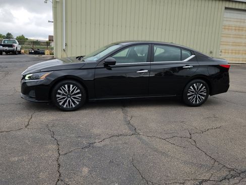 Used 2024 Nissan Altima 2.5 SV FWD image 5
