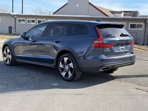 Used 2022 Volvo V60 T5 Cross Country image 22
