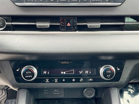 Used 2023 Mitsubishi Outlander SE image 14