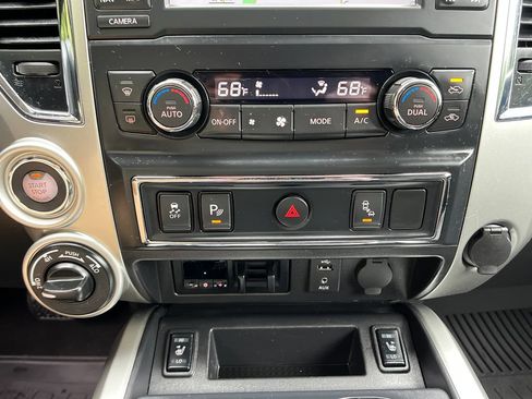 Used 2018 Nissan Titan SV w/ SV Convenience Package AWD/4WD image 17