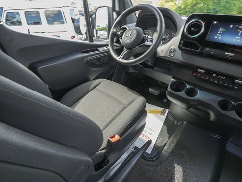 Used 2025 Mercedes-Benz Sprinter 2500 image 33