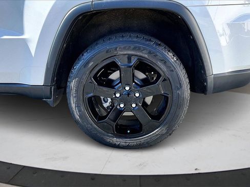 Used 2019 Jeep Grand Cherokee Laredo image 35