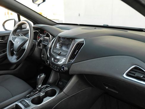 Used 2019 Chevrolet Cruze LT w/ Convenience Package FWD image 14