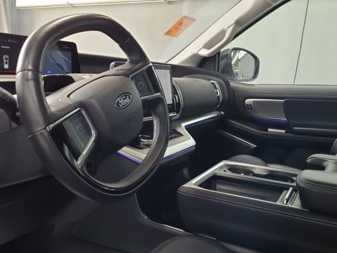 Used 2025 Ford Expedition Platinum image 12