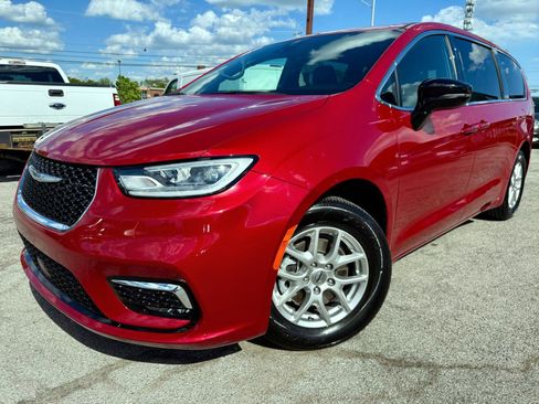 Used 2025 Chrysler Pacifica Select FWD image 3