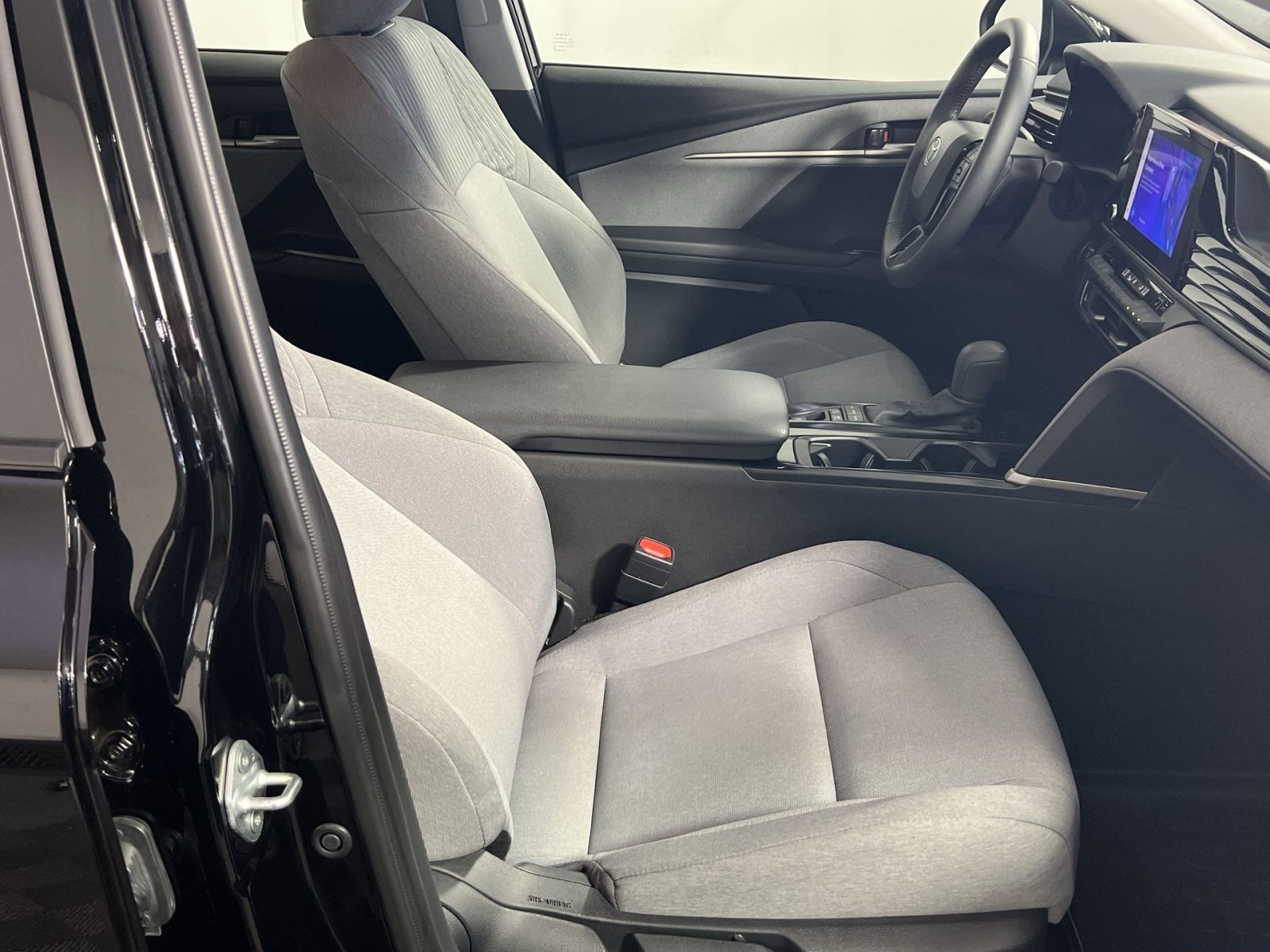 Used 2025 Toyota Camry LE w/ Convenience Package FWD image 28