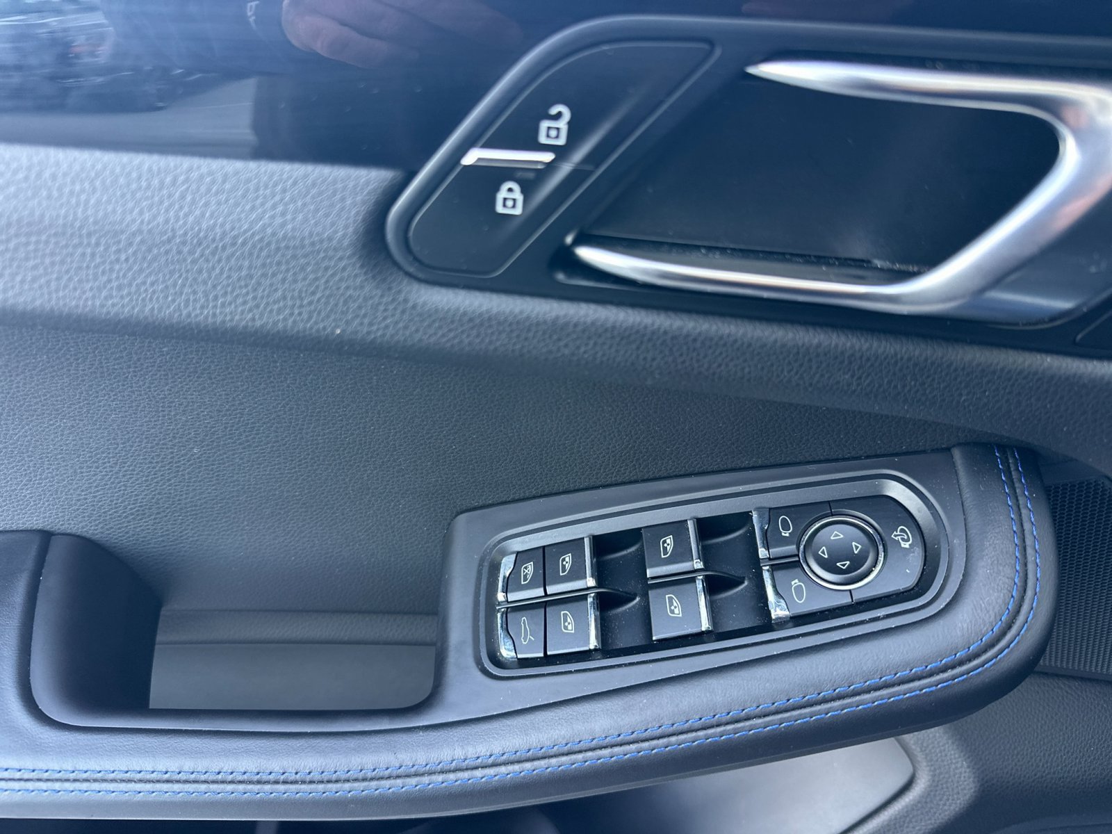 Used 2024 Porsche Macan S AWD/4WD image 28