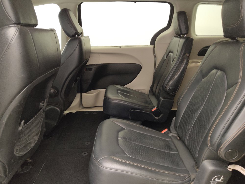 Used 2019 Chrysler Pacifica Touring-L FWD image 18