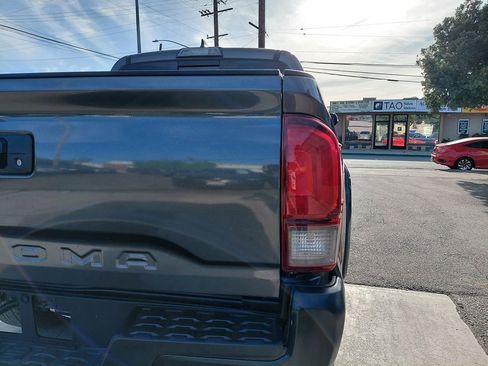 Used 2018 Toyota Tacoma TRD Sport AWD/4WD image 18