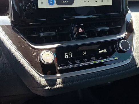 Used 2025 Toyota Corolla SE FWD image 12