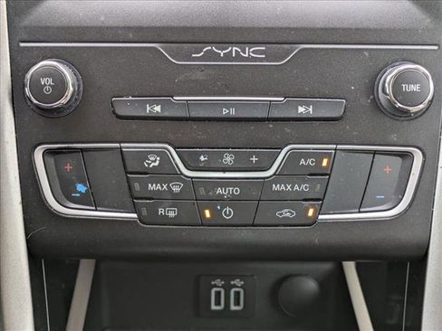 Used 2019 Ford Fusion SE image 16