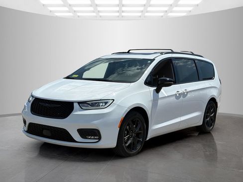 Used 2025 Chrysler Pacifica Limited FWD image 8