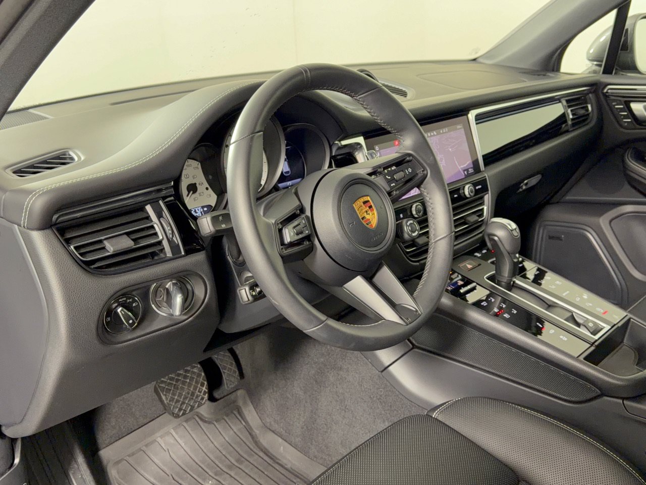 Used 2026 Porsche Macan Turbo AWD/4WD image 4