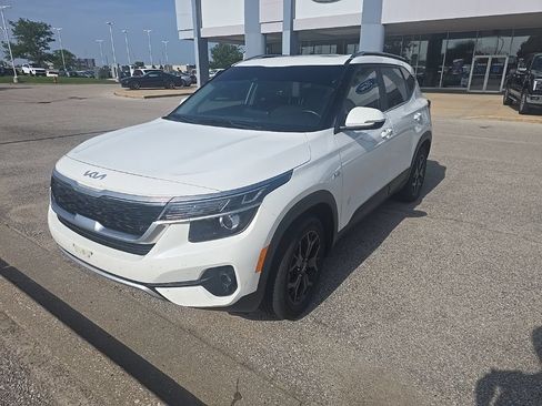 Used 2022 Kia Seltos EX AWD/4WD image 2