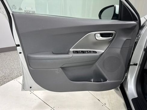 Used 2018 Kia Niro FE FWD image 8