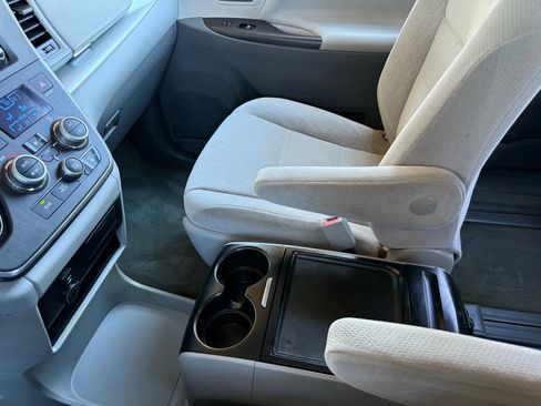 Used 2018 Toyota Sienna LE image 34