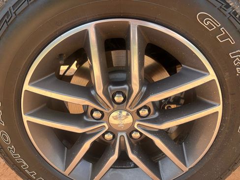 Used 2017 Jeep Grand Cherokee Limited RWD image 9