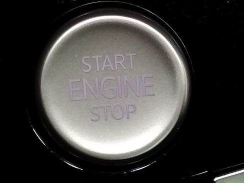 Certified 2025 Volkswagen Taos SE image 31