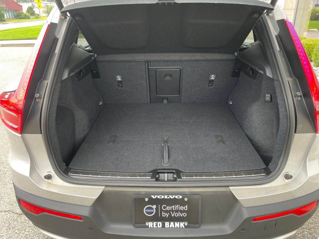 Used 2025 Volvo XC40 B5 Plus AWD/4WD image 12