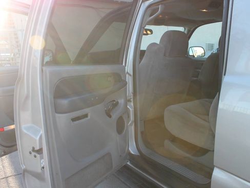 Used 2005 Chevrolet Suburban LS image 25