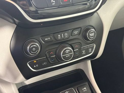Used 2019 Jeep Cherokee Limited w/ Luxury Group AWD/4WD image 22