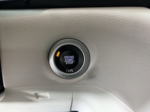Used 2020 Chrysler Pacifica Touring w/ Tire & Wheel Group FWD image 16