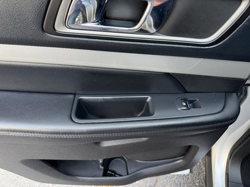 Used 2016 Ford Explorer XLT image 23