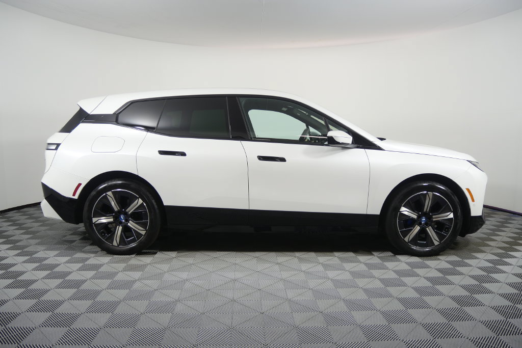 Used 2024 BMW iX xDrive50 w/ Premium Package AWD/4WD image 3
