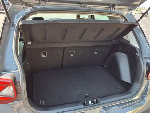 Used 2025 Hyundai Venue SEL FWD image 24