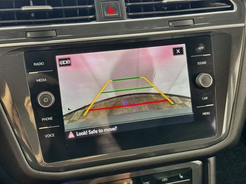 Used 2023 Volkswagen Tiguan SE FWD image 3