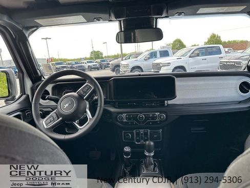 Used 2025 Jeep Wrangler Unlimited Sahara AWD/4WD image 21