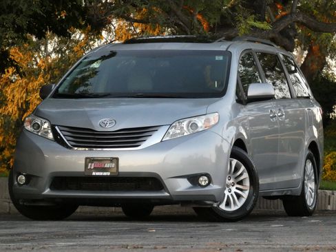 Used 2015 Toyota Sienna XLE image 2