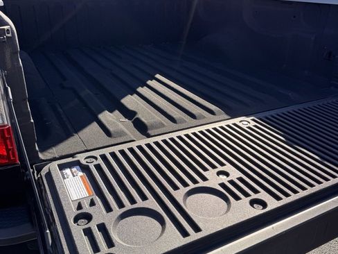 Used 2024 Nissan Titan SV w/ SV Convenience Package image 12