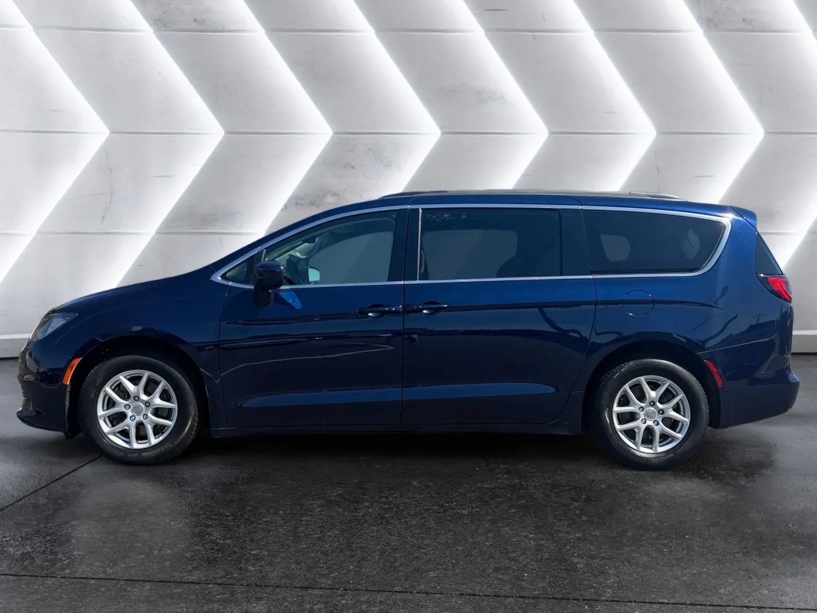 Used 2020 Chrysler Voyager Lxi FWD image 2